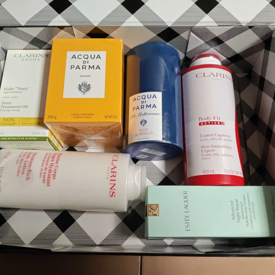 LOT OF 6 ASSORTED COSMETIC ITEMS TO INCLUDE CLARINS TONIC TREATMENT OIL, ACQUA DI PARMA SCENTED CANDLE AND ESTEE LAUDER NIGHT REPAIR