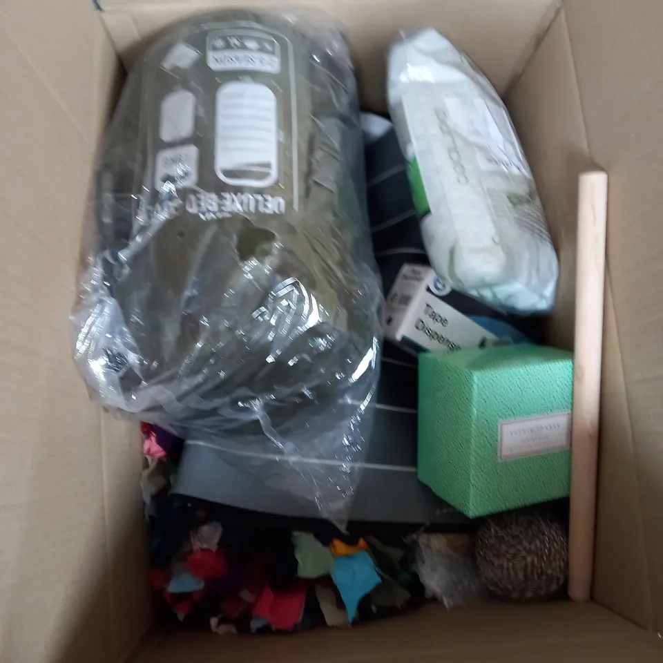 BOX OF ASSORTED HOUSEHOLD ITEMS TO INCLUDE DOOR MATS, DECORATIONS, PICTURES ETC 