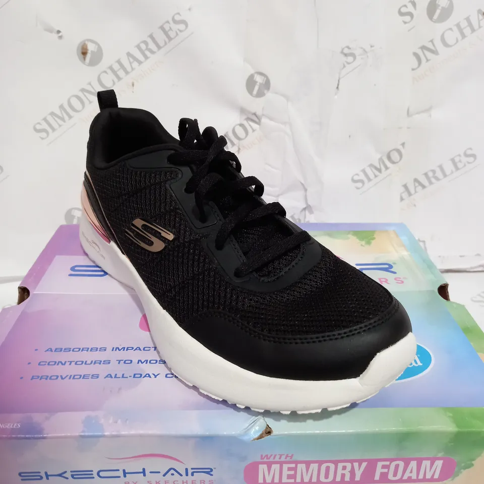 PAIR OF SKECHERS BLACK AND GOLD SKECH-AIR DYNAMIGHT TRAINERS SIZE 6