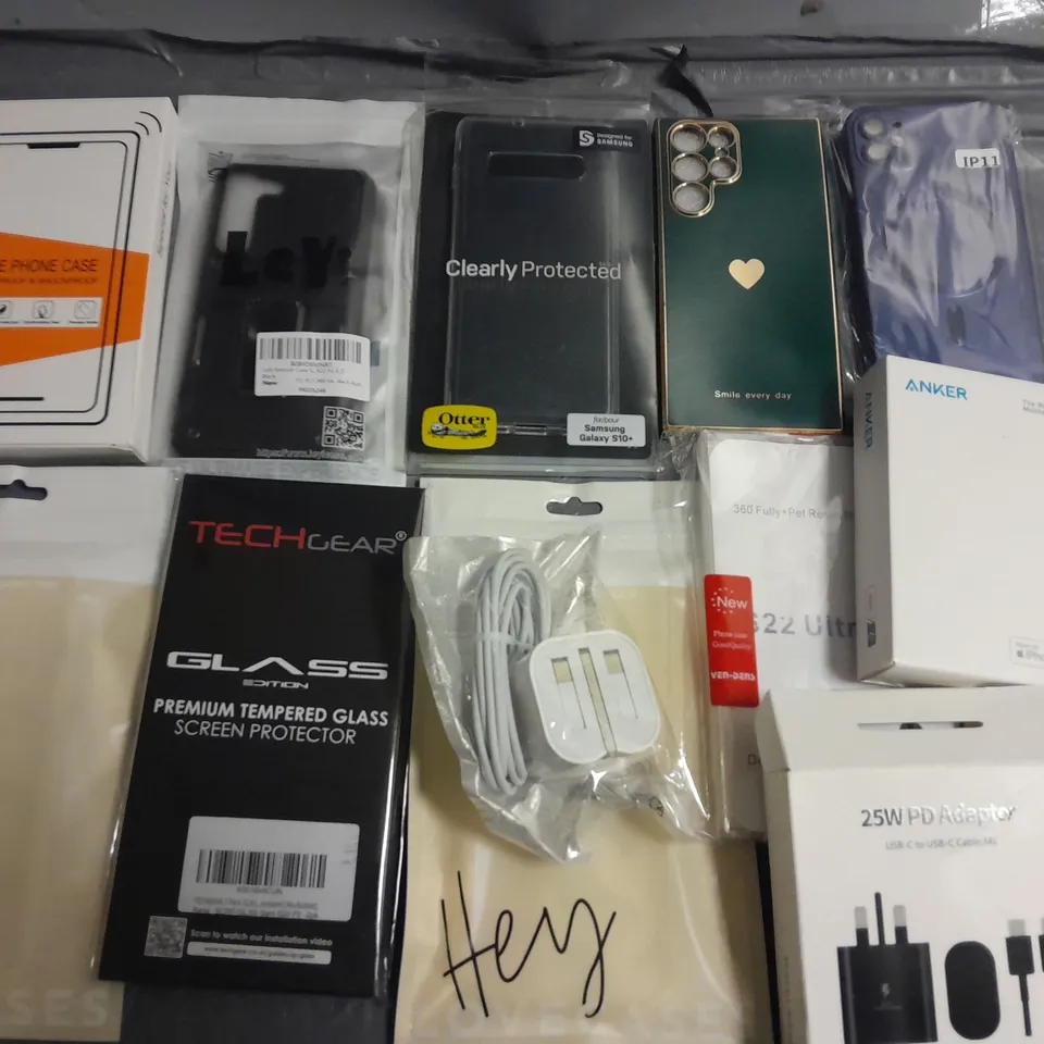 LOT OF ASSORTED MOBILE PHONE ACCESSORIES TO INCLUDE ANKER IPHONE POWERBANK, CASES AND SCREEN PROTECTORS