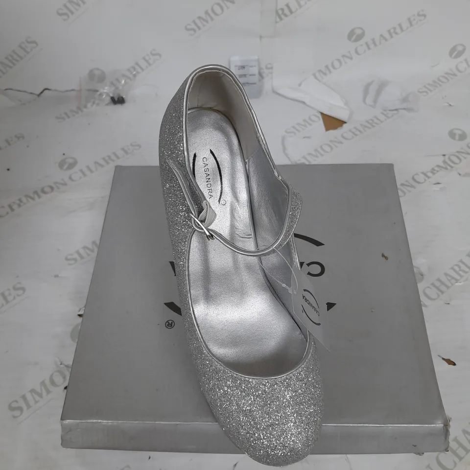 BOXED PAIR OF CASANDRA PLATFORM STRAP SHOE IN SILVER GLITTER SIZE 4