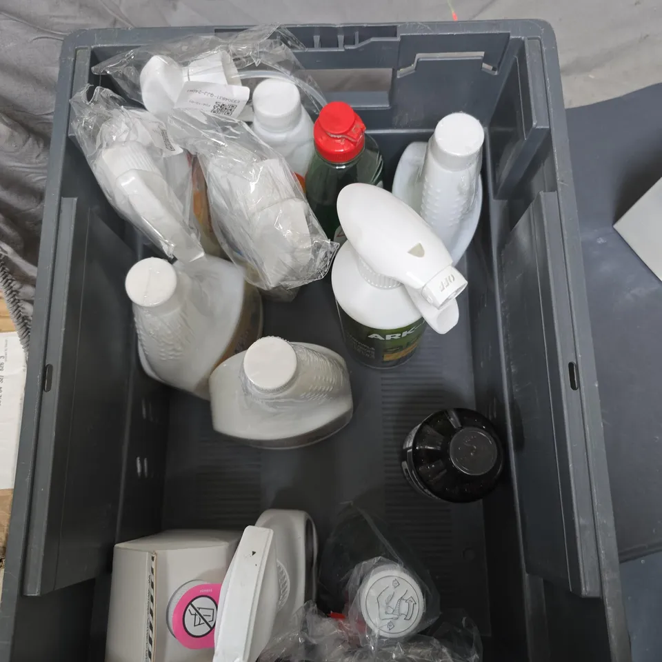 APPROXIMATELY 10 ASSORTED HOUSEHOLD ITEMS TO INCLUDE DR MARTENS LEATHER SHINER, KARCHER GLASS CLEANER & SMOL WASHING LIQUID REFILL ETC