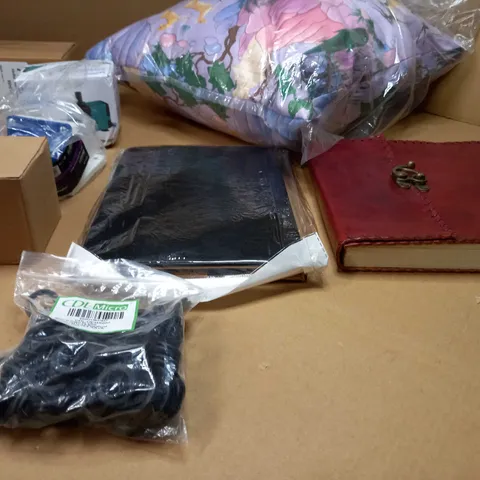 LARGE BOX OF APPROXIMATELY 20 ASSORTED HOUSEHOLD ITEMS TO INCLUDE: JOURNAL, ASSORTED BOXED ITEMS, CUSHION