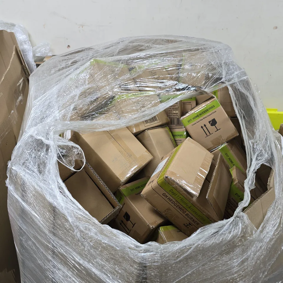 PALLET OF APPROX 400 ASSORTED ITEM TO INCLUDE TWIST PILLAR CANDLES. OIL BURNERS - COLLECTION ONLY 