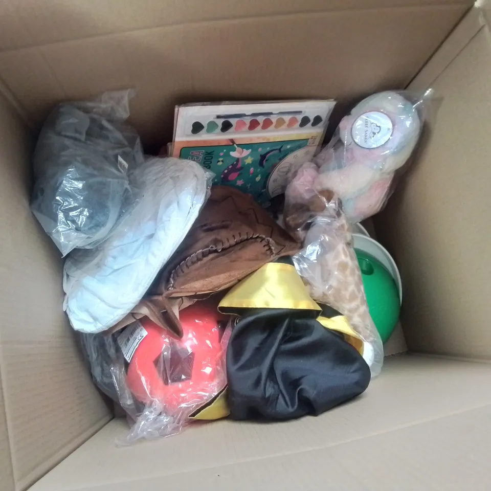 BOX OF APPROXIMATELY 40 ASSORTED ITEMS TO INCLUDE: SOFT TOYS, FRISBEES, COCA-COLA FOOTBALL, UNO, SPACE WARS SET ETC