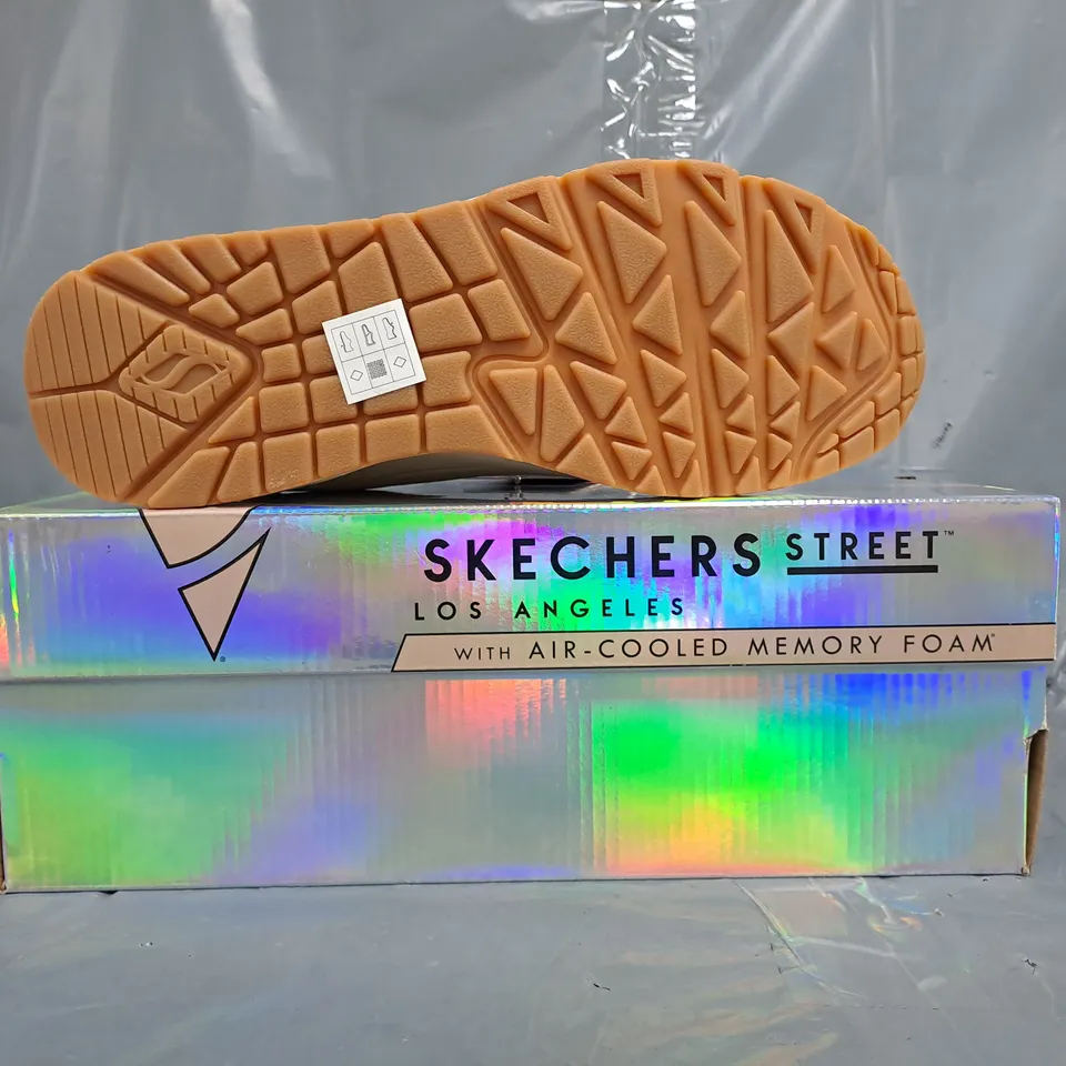 BOXED PAIR OF SKECHERS WOMEN'S SHOES IN PALE PINK/ROSE GOLD SIZE UK 7