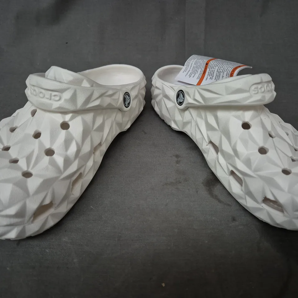 PAIR OF CROCS CLASSIC GEOMETRIC CLOGS IN WHITE UK SIZE M5/W6