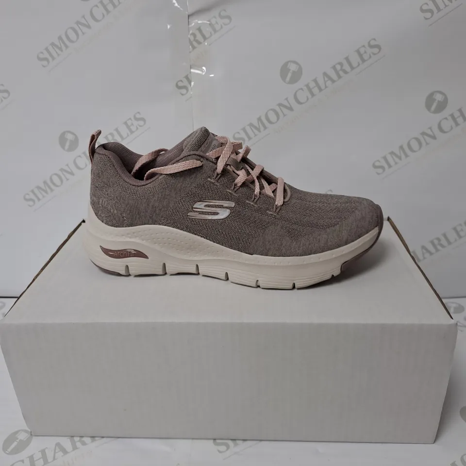 BOXED PAIR OF WOMEN'S SKETCHERS ARCH FIT COMFY TRAINERS // SIZE: 4