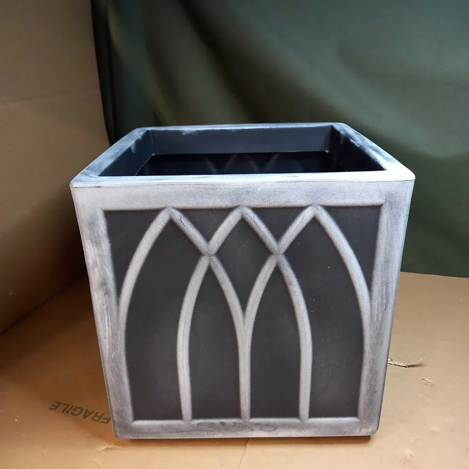 STEWART GARDEN PLASTIC PLANT POT