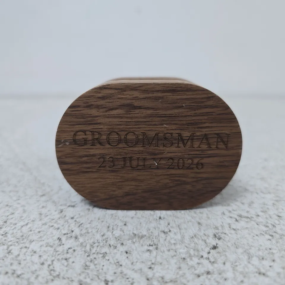 GOLD-TONE WG CUFFLINKS IN WOODEN PRESENTATION BOX – ENGRAVED GROOMSMAN