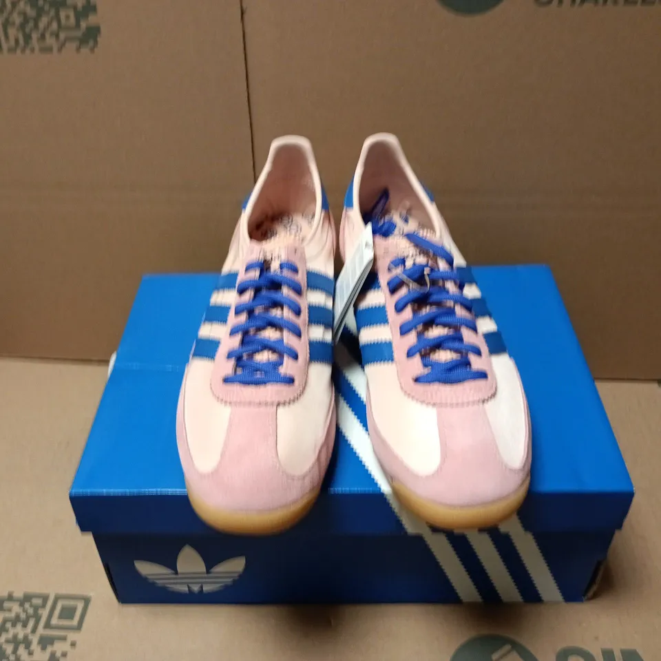 BOXED PAIR OF ADIDAS WOMENS SL 72 OG TRAINERS IN PINK/BLUE - UK 7