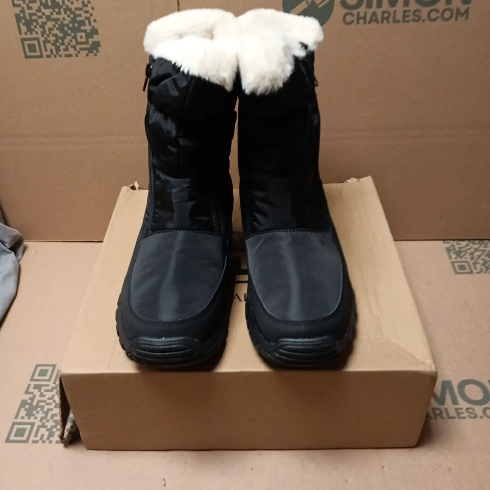 BOXED PAIR OF POLAR WOMENS MEMORY FOAM BOOTS IN BLACK - UK 8