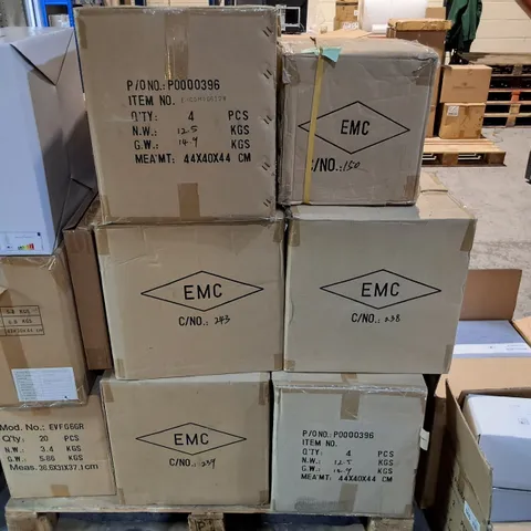 PALLET OF ASSORTED LIGHTING ITEMS TO INCLUDE DAR 3-LAMP HANGING LIGHTS AND EMCOLITE TRIMLESS DOWNLIGHTS