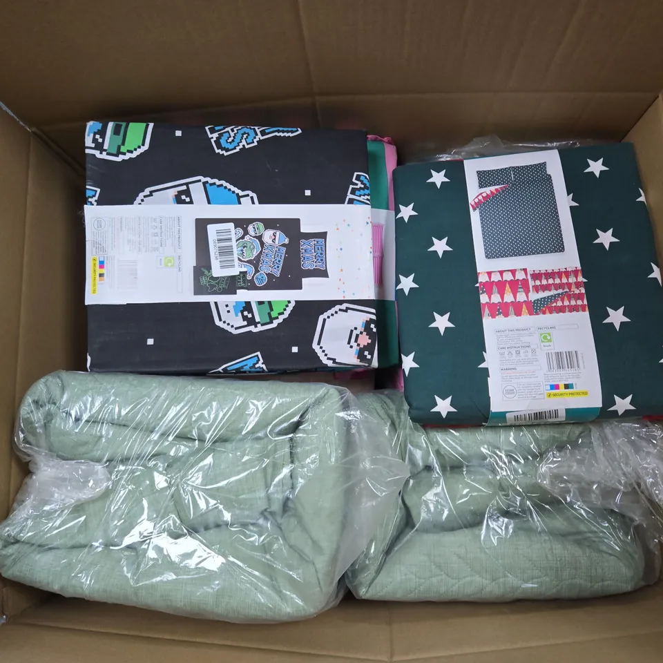 APPROXIMATELY 10 ASSORTED BEDDING ITEMS TO INCLUDE DUVETS - COLLECTIONS ONLY