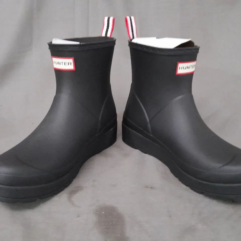 BOXED PAIR OF HUNTER WELLINGTON BOOTS IN BLACK UK SIZE 7