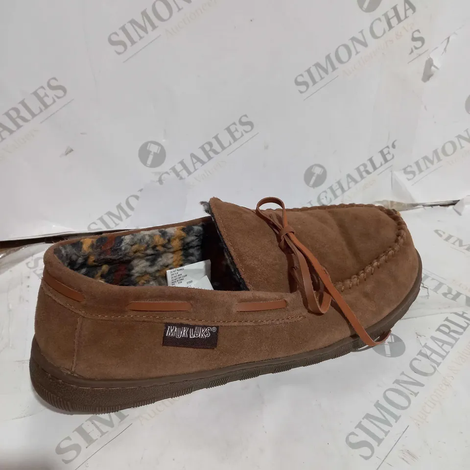 MUK LUKS MENS SLIPPERS TAN SIZE 11.5