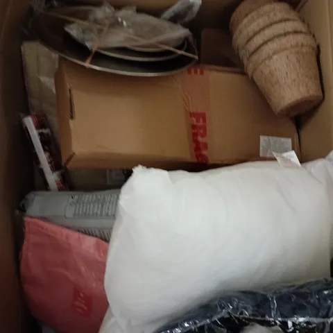 LOT OF ASSORTED HOUSEHOLD GOODS TO INCLUDE CUSHIONS, BOXED ITEMS AND WRAPPING PAPER 