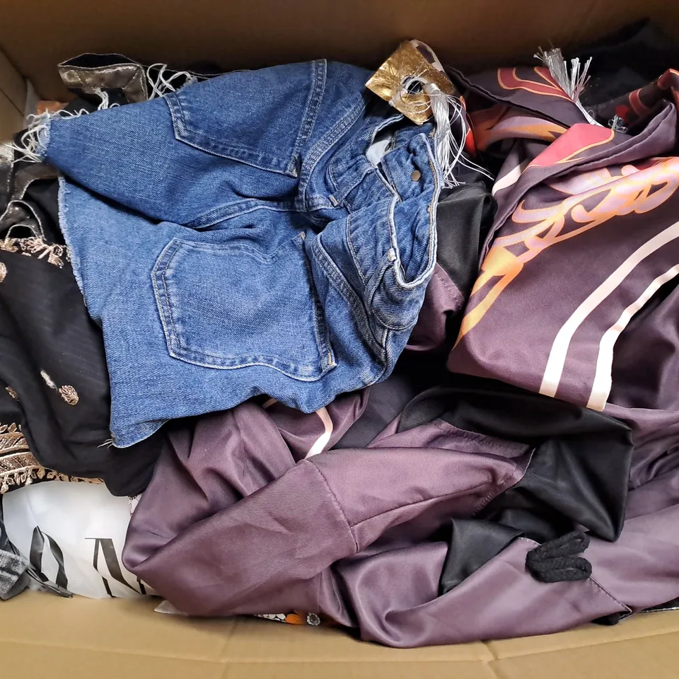 BOX OF APPROXIMATELY 25 ASSORTED CLOTHING ITEMS IN VARIOUS STYLES AND SIZES TO INCLUDE TROUSES, TOPS, DRESSES ETC