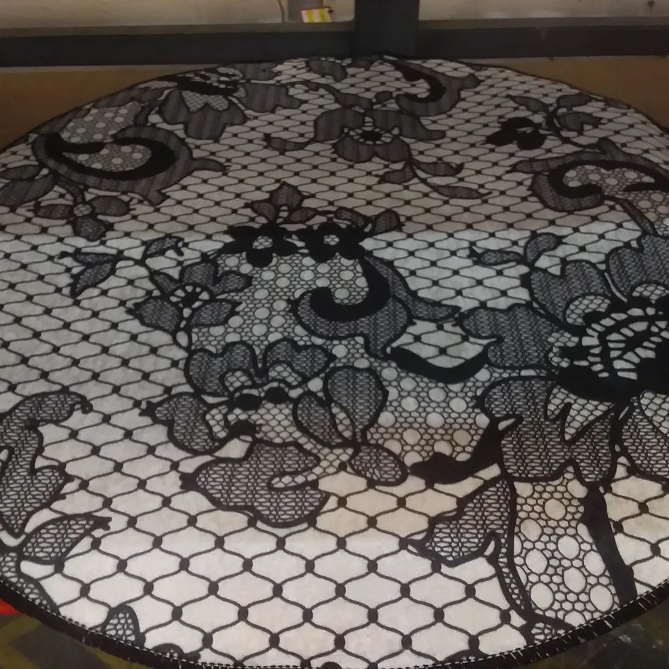 LACE DJT BLACK AND WHITE BATHMAT 