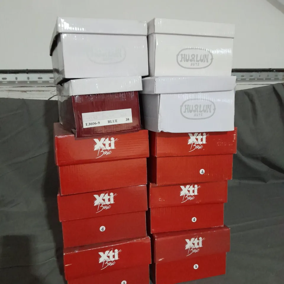 APPROXIMATELY 10 BOXED PAIR OF ASSORTED SHOES IN VARIOUS STYLES AND SIZES 