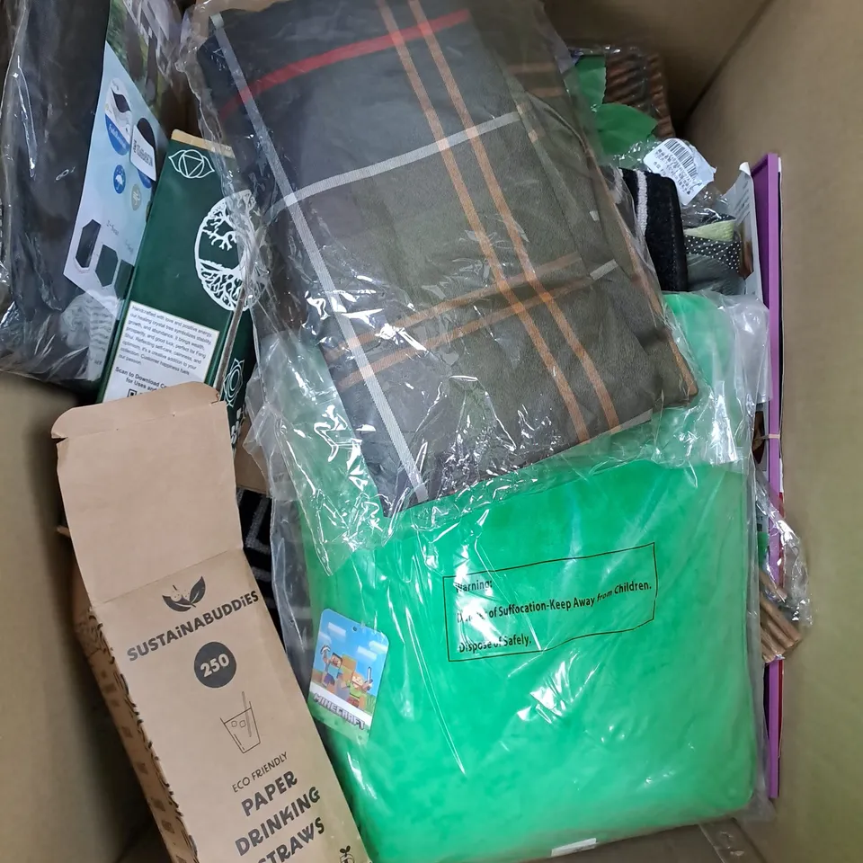 APPROXIMATELY 15 ASSORTED HOUSEHOLD ITEMS TO INCLUDE PAPER STRAWS, PATIO CHAIR COVERS, MINECRAFT TRAY ETC 
