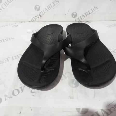 BLACK PLASTIC SLIPPER SIZE 43-44