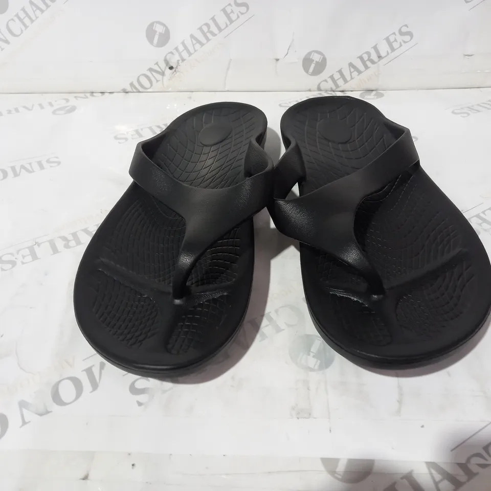 BLACK PLASTIC SLIPPER SIZE 43-44