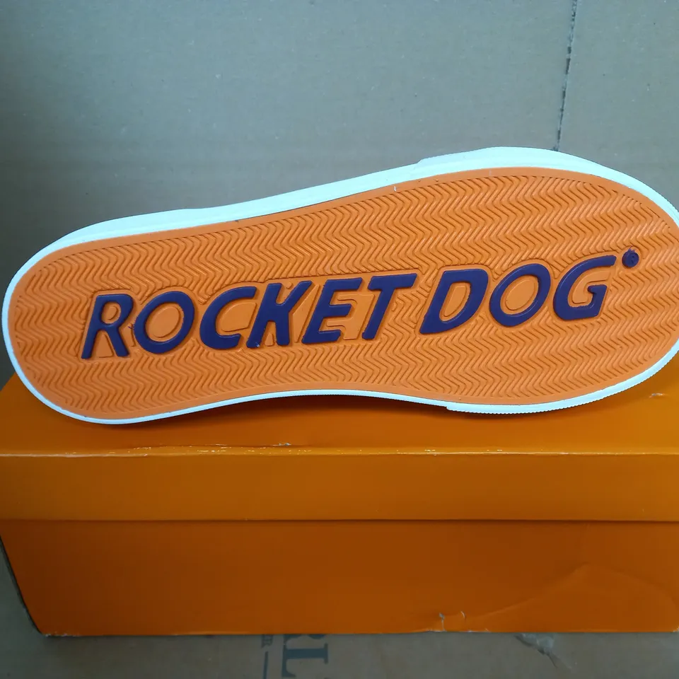 ROCKET DOG WHITE CANVAS SHOES - SIZE UK 5