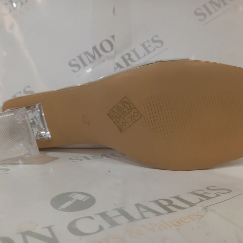 BOXED PAIR OF DESIGNER OPEN TOE LOW HEELED SANDALS IN METALLIC GOLD W. JEWEL EFFECT EU SIZE 43