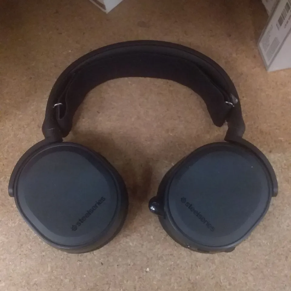 STEEL SERIES ARCTIS 5 SURROUND RGB GAMING HEADPHONES 