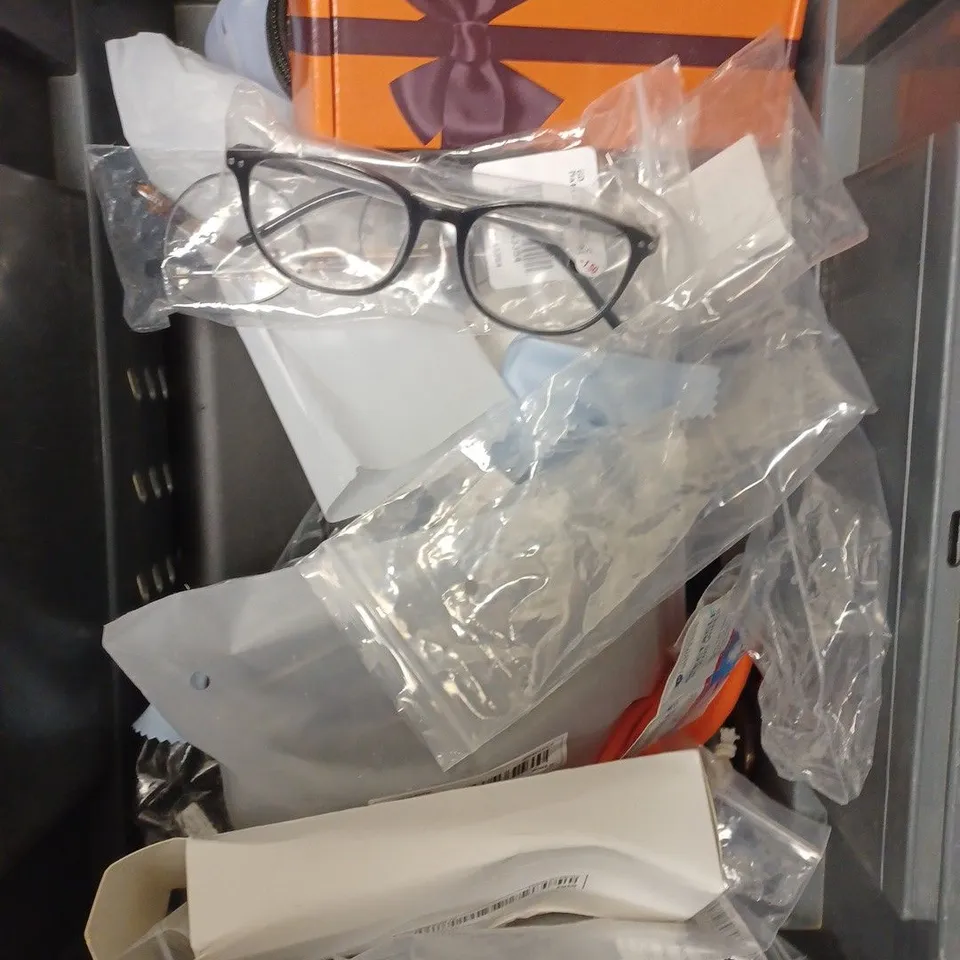APPROXIMATELY 20 ASSORTED SPECTACLES/SUNGLASSES IN VARIOUS DESIGNS	