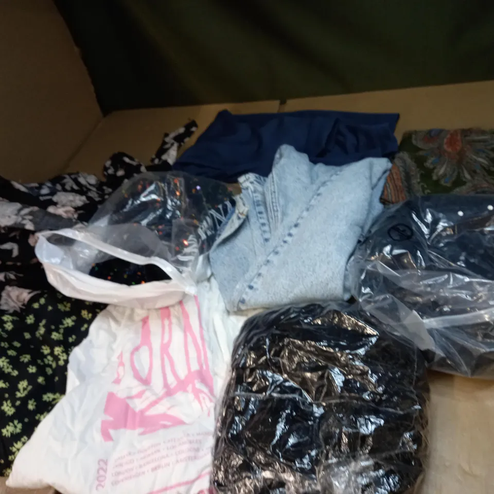 LOT OF APPROX 20 ASSORTED CLOTHING ITEMS VARYING IN SIZE/COLOUR/STYLE TO INCLUDE: TROUSERS, DRESSES, JUMPERS