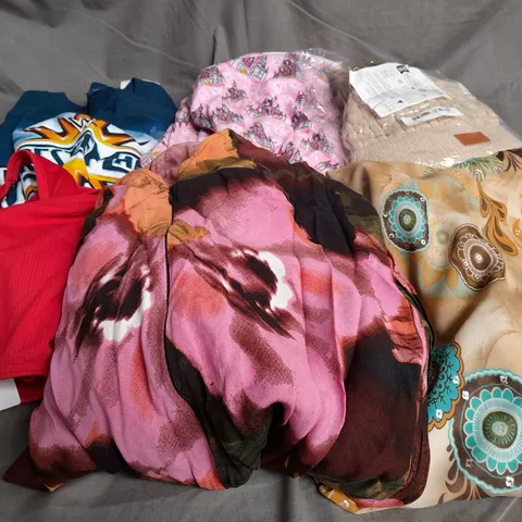 APPROXIMATELY 20 ASSORTED CLOTHING ITEMS IN VARIOUS SIZES AND STYLES TO INCLUDE - TSHIRT, DRESS, HAT, ETC