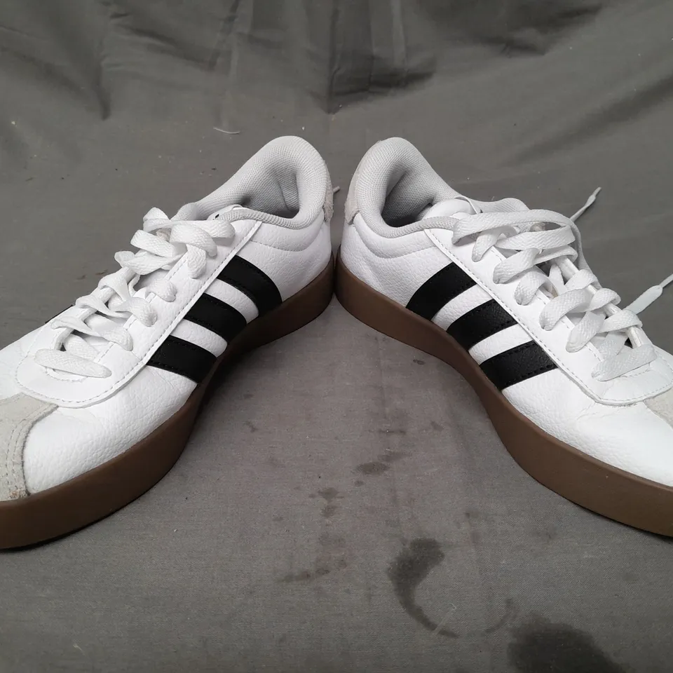 PAIR OF ADIDAS SHOES IN WHITE/BLACK UK SIZE 6