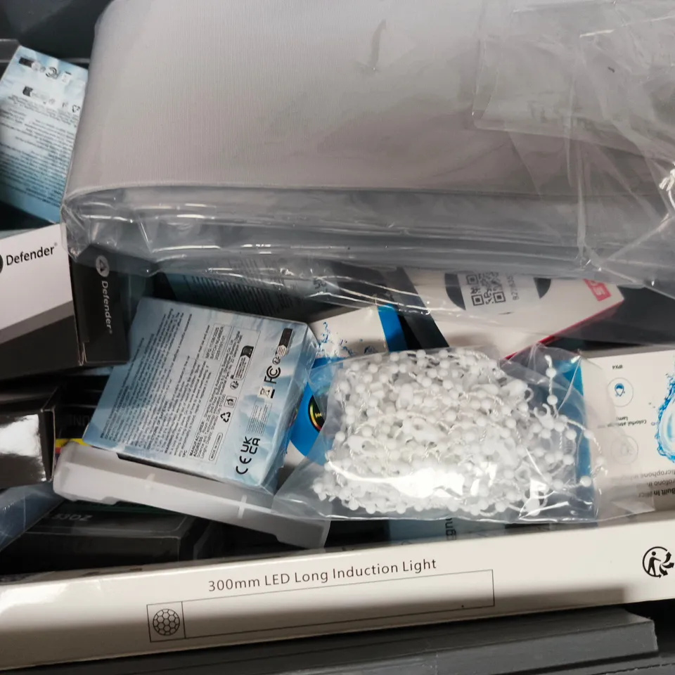 APPROXIMATELY 25 ASSORTED HOUSEHOLD ITEMS TO INCLUDE HANDWARMER, DOUBLE SIDED DOT TAPE, GLITTER DUAL TIP MARKERS, ETC