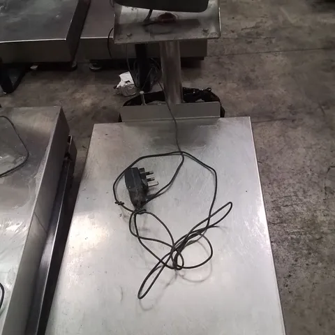 COMMERCIAL FLOOR SCALE WITH DEFENDER 3000 DISPLAY