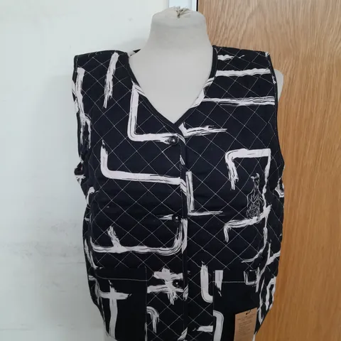 WILDCLOUDS LONDON QUILTED VEST IN BLACK AND WHITE SIZE S