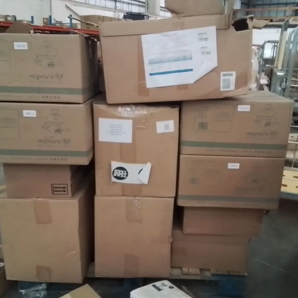 PALLET OF CATERING SUPPLIES TO INCLUDE;GLASSES,PLASTIC CUP LIDS,SPOONS,TRAYS,SUGAR BOWLS,PAPER CUPS 