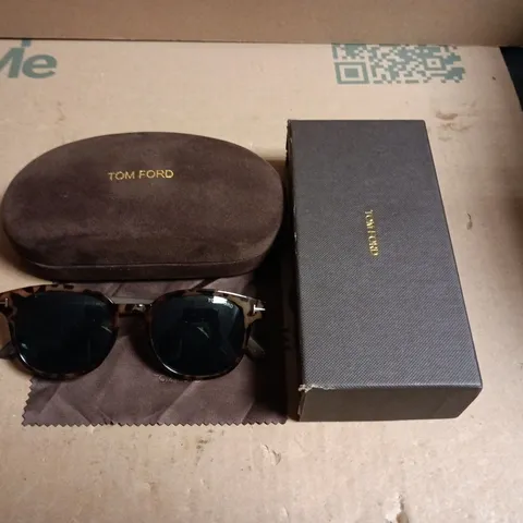 BOXED TOM FORD SUNGLASSES WITH TORTOISESHELL FRAME