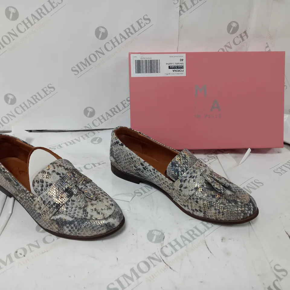 MODA IN PELLE FORINA GOLD-SNAKE SIZE 7 TASSLE FRONT SHOE 
