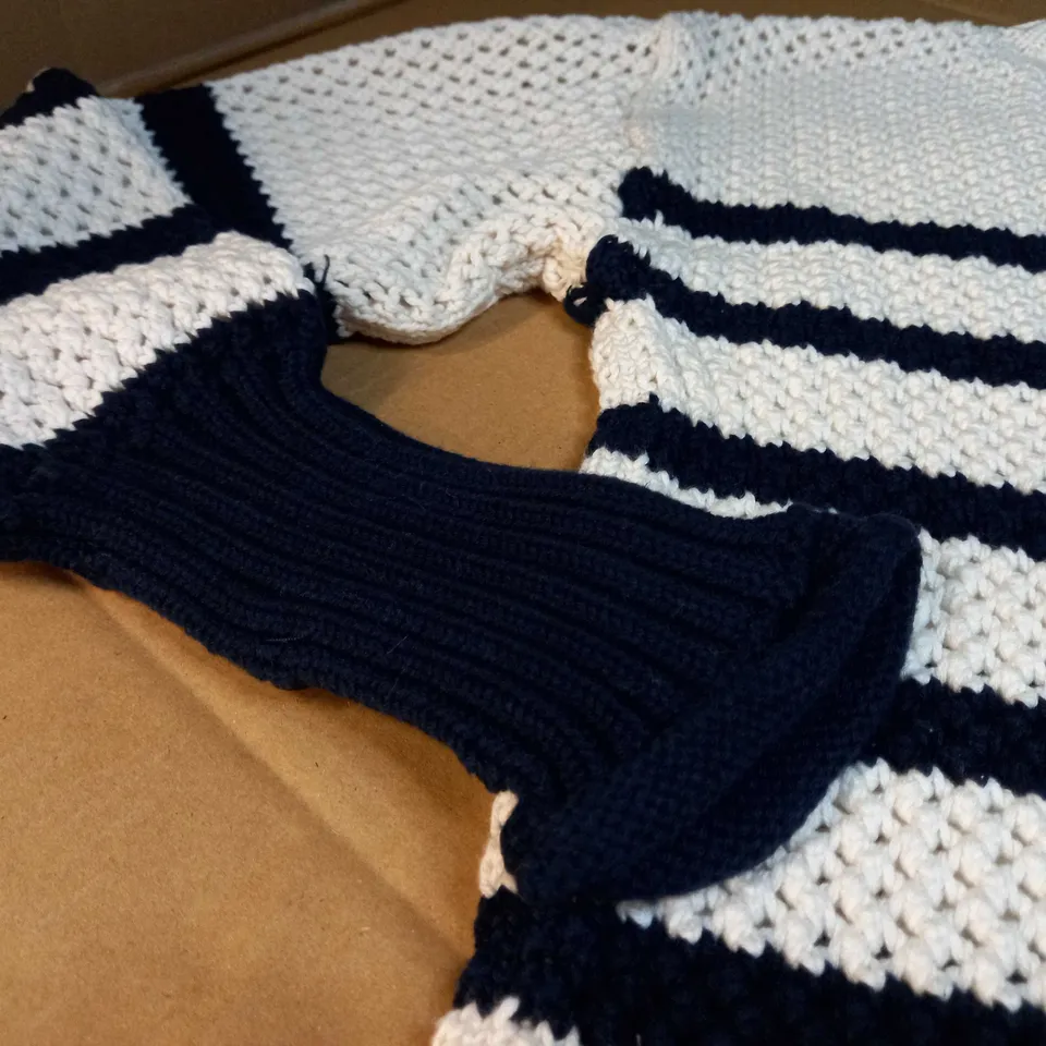 ZARA WHITE/NAVY CREW NECK KNITTED JUMPER - M/L