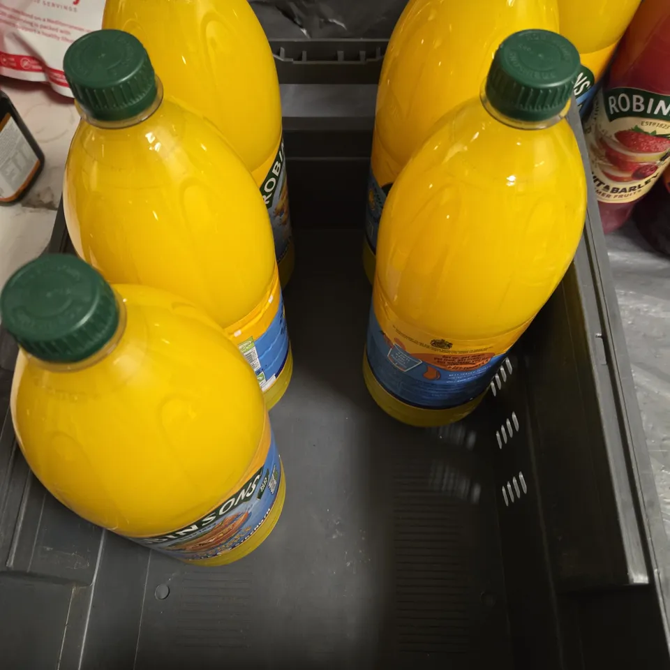 APPROXIMATELY 8 ASSORTED ROBINSONS SQUASH BOTTLES TO INCLUDE - SUMMER FRUITS - FRUIT & BARLEY - ORANGE & PINEAPPLE - COLLECTION ONLY