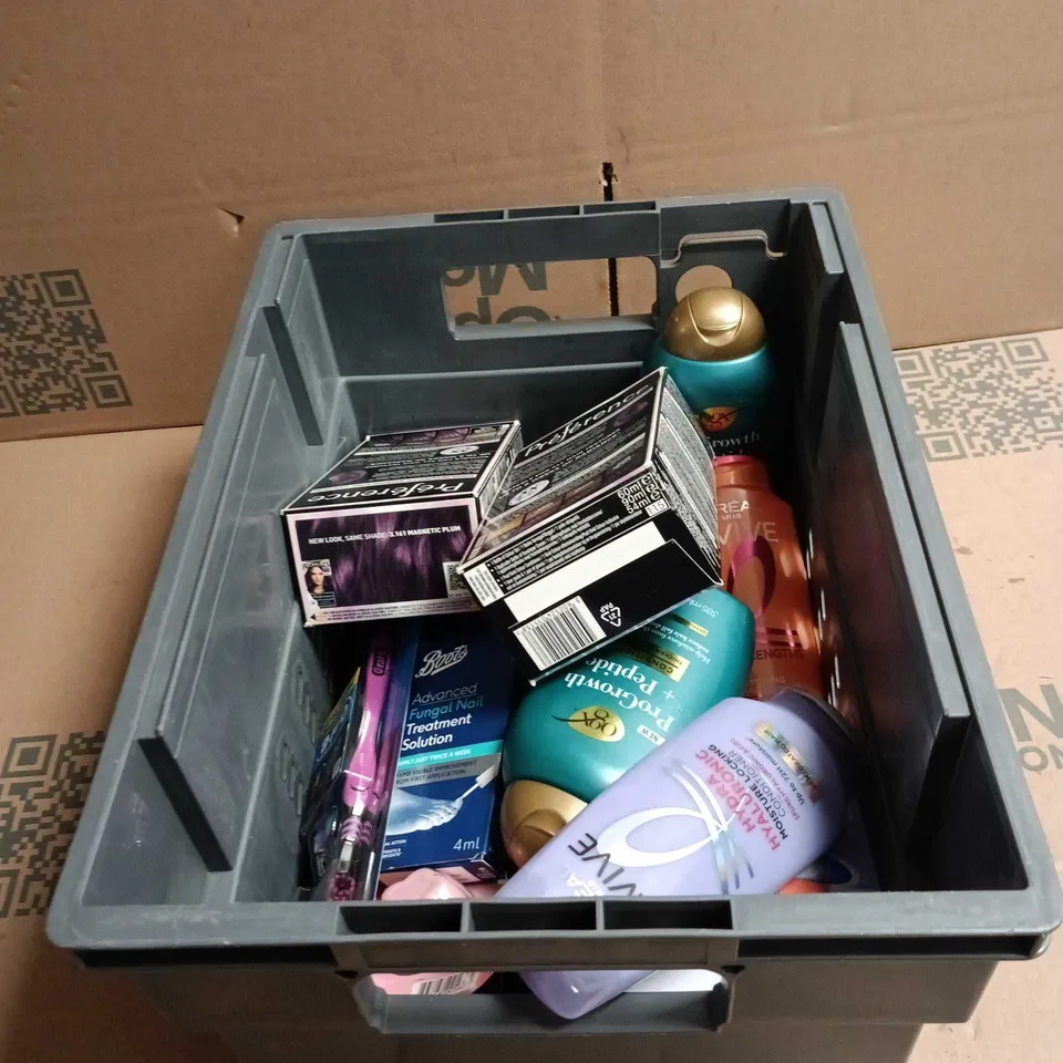 TOTE OF APPROXIMATELY 18 ASSORTED COSMETIC ITEMS TO INCLUDE L'OREAL PARIS SHIMMERING COLOUR, OGX CONDITIONER, L'OREAL ELVIVE CONDITONER, DAISE LIP BALM ETC