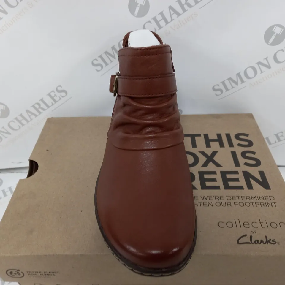 BOXED CLARKS CORA ROUCHED IN DARK TAN LEA - UK 4