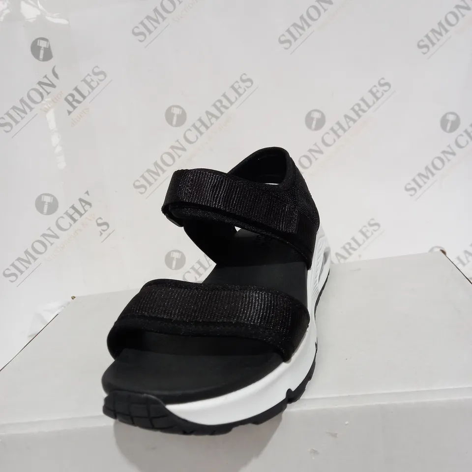 SKECHERS DOUBLE STRIP SANDALS, BLACK - SIZE 5