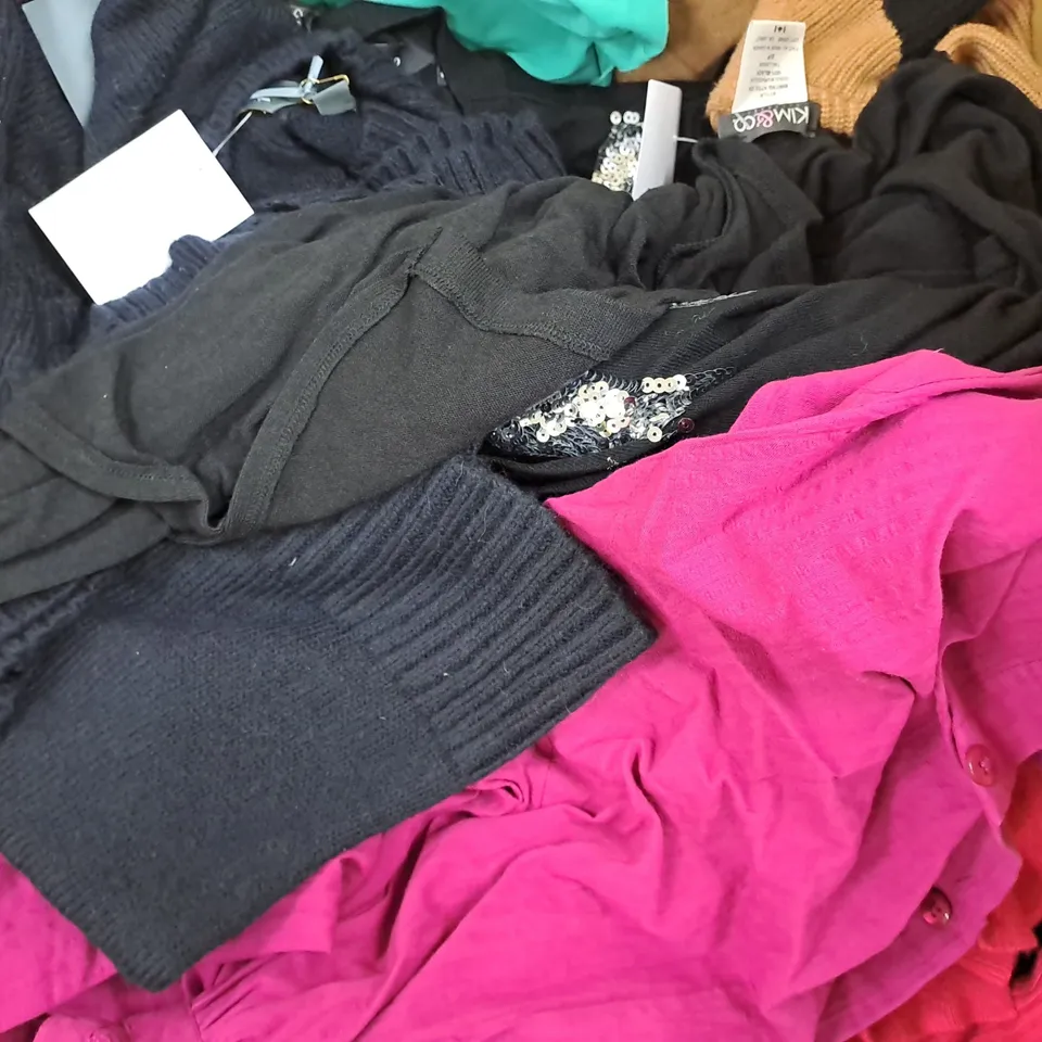 BOX OF APPROXIMATELY 20 ASSORTED HOUSEHOLD AND CLOTHING ITEMS IN VARIOUS STYLES, SIZES, AND COLOURS, ETC - COLLECTION ONLY