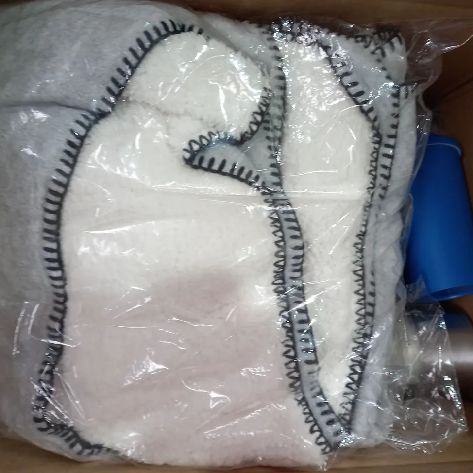 BOX OF APPROXIMATELY 5 ASSORTED HOUSEHOLD ITEMS TO INCLUDE SPARE VACCUM PART, VACUUM INSULATION CUP, LAPTOP CASE, ETC