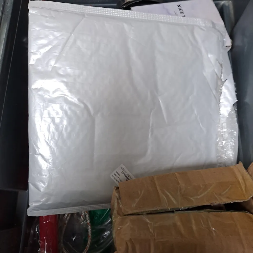 APPROXIMATELY 15 HOUSEHOLD ITEMS TO INCLUDE DIAMOND PAINTING KIT, 7 DAY PILL SORTED AND STANLEY STAPLES