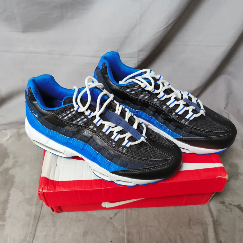 NIKE RUNNING SHOES – BLACK/BLUE ON BOX UK SIZE 9 WITH FREE PAIR OF TRAINER SOCKS