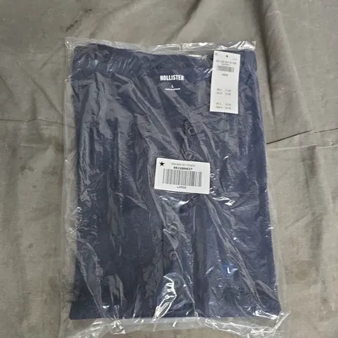HOLLISTER NAVY BUTTON-FRONT SHIRT – LARGE (MEN'S)